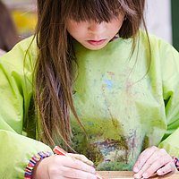 Am Maltisch sind der Kreativität Ihres Kindes keine Grenzen gesetzt. Hier können die Kinder ganz selbstständig falten, schneiden, malen und kleben, aber erleben auch Kreativprojekte unter Anleitung.  