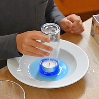 Beim Experimentieren mit dem Wasser und der Kerze wird die Verbrennung von Sauerstoff gezeigt, was das Wasser im Glas ansteigen lässt. Die Kinder sind von dem Effekt immer total fasziniert und versuchen eine Erklärung dafür zu finden. 