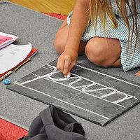Schreibschrifteinführung: Das Nachfahren der großen Buchstaben hilft dem Muskelgedächtnis und das Schreiben wird durch viele Wiederholungen verinnerlicht. Ganz nach dem Montessori Prinzip, vom Großen ins Kleinere. 
