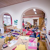 Die vielfältige Lernumgebung im Klassenraum regt die Kinder zur Selbsttätigkeit an. 