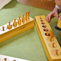Sinnesmaterial Einsatzzylinder - Dies ist eines der ersten Materialen von Maria Montessori. Der Schwierigkeitsgrad steigt, wenn ein Sinn genommen wird (z.B. das Sehen), und das Kind mit verschlossenen Augen die Zylinder passend zuordnet.  