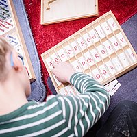 Der Setzkasten ist ein wichtiges Hilfsmittel zum Erlernen der Schriftsprache.